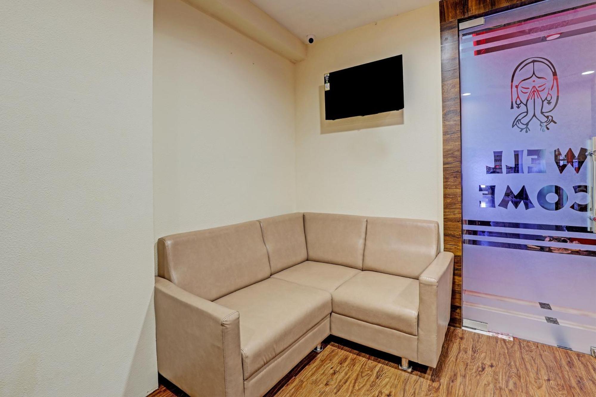 סוראט Collection O Hotel Swarg מראה חיצוני תמונה